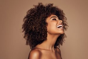 mulher com cabelo cacheado