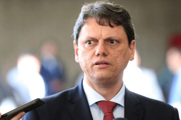 O nervosismo de Tarcísio de Freitas com a perda de controle sobre os  caminhoneiros