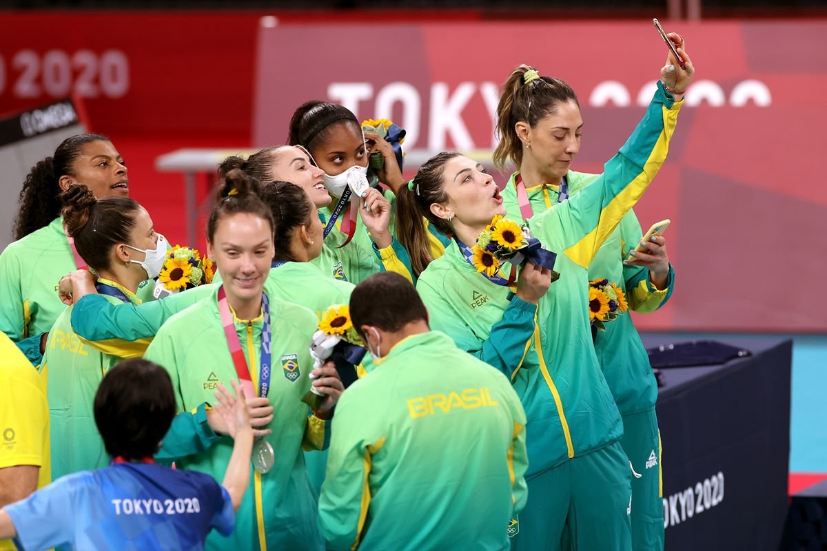 Seleção feminina de vôlei conquista a medalha de prata em Tóquio 2020