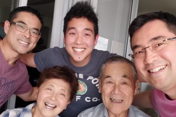Newton Iwamura compartilhou registro com irmão Leonardo e a família
