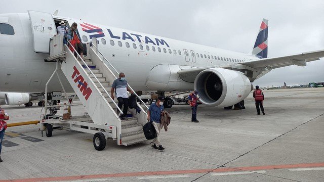 Passageiros descem de avião que colidiu com pássaro no Aeroporto de Congonhas