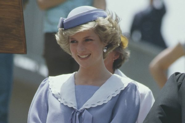 Fotografia colorida de Princesa Diana com vestido de gola máxi