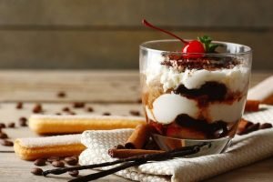 Sobremesa gelada com chocolate e cereja