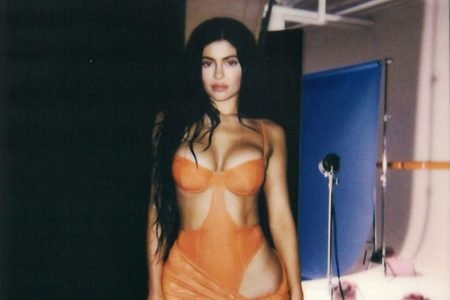 Kylie Jenner em foto da Kylie Swim - Metrópoles