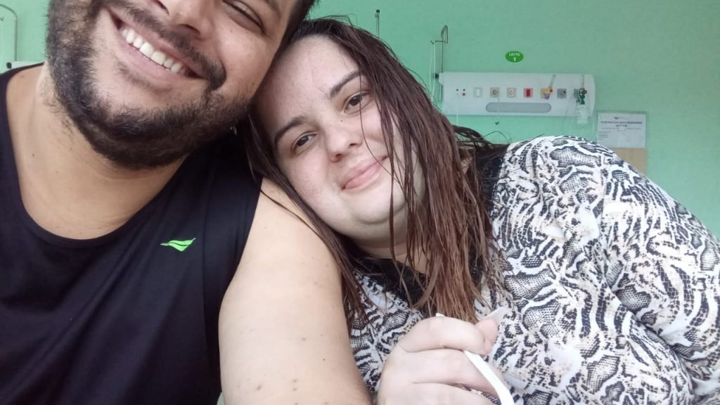 Verônica Bernardo e Diego Legnari trabalham para pagar os tratamentos das sequelas que ela tem da covid-19, enquanto isso o pai dela vai pagar uma parcela de R$ 4 mil durante 10 anos do financiamento para custear a internação dela