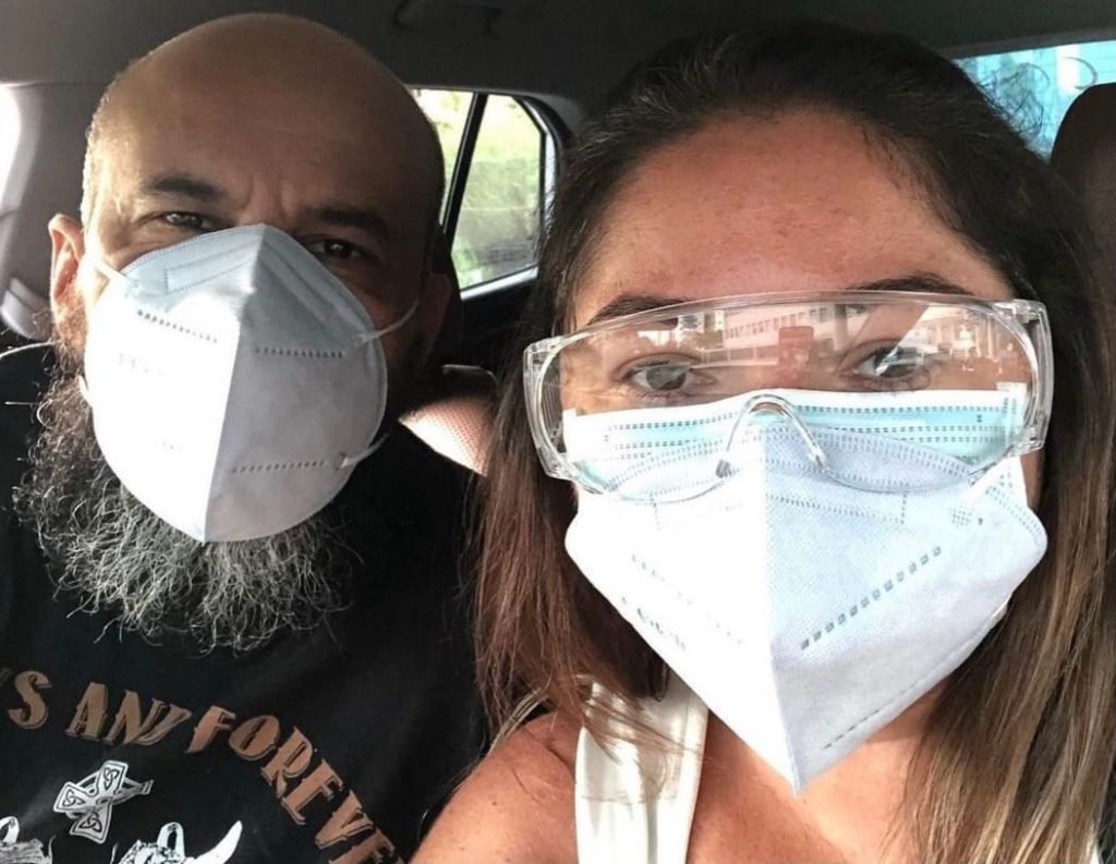 André e Letícia no momento que ele teve alta após 22 dias internado