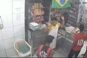 Assaltante se despede de atendente com beijo na mão