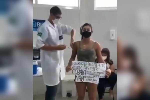 Vídeo mostra mulher protestando contra vacina enquanto se vacina