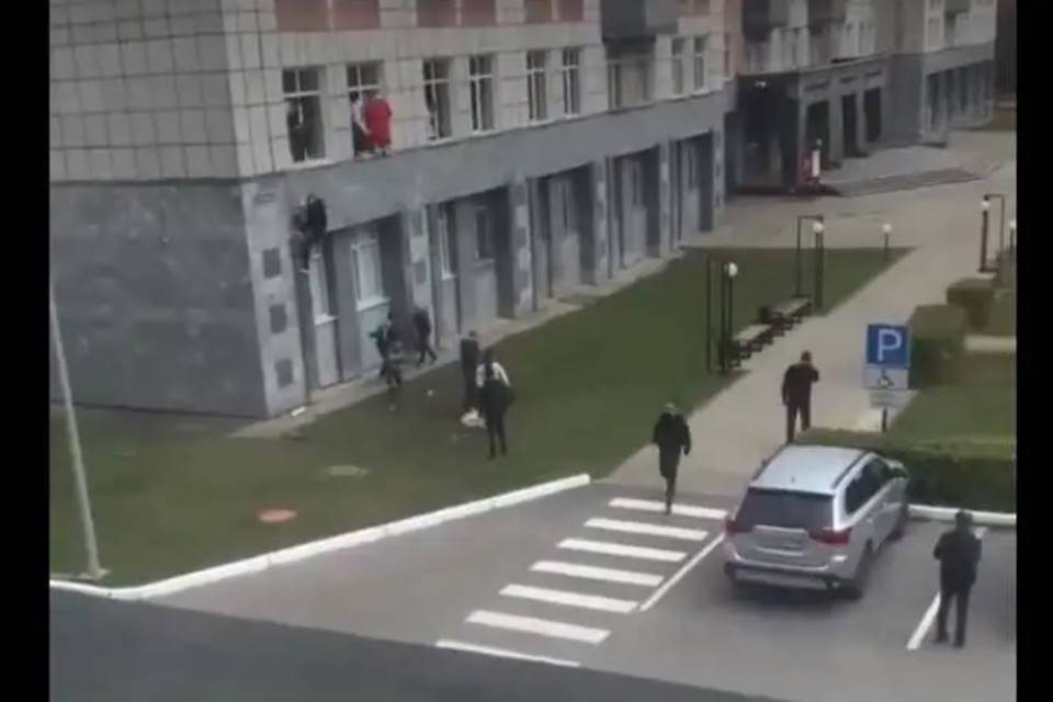 Atirador invade universidade e mata pelo menos 8 pessoas na Rússia