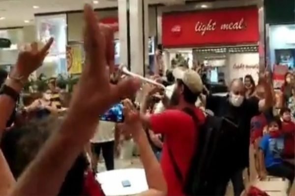 Apoiadores de Lula realizam ato e cantam em shopping de Teresina