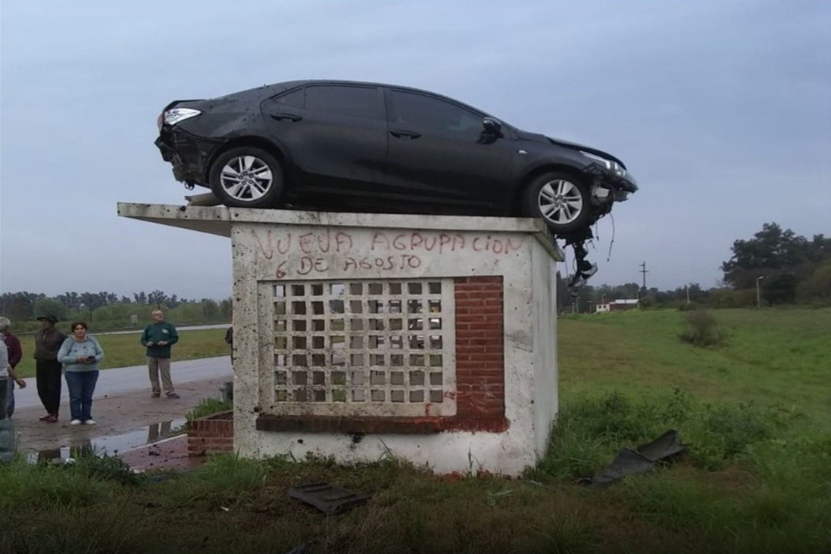 Carro para em cima de ponto de ônibus após batida na Argentina