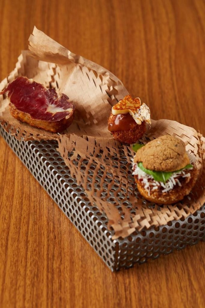 Snacks quentes formados por croquete de bochecha, bolinho de carne de lata, com caramelo toffe e queijo coalho e, a queridinha do público XAMAM, a bomba de costela