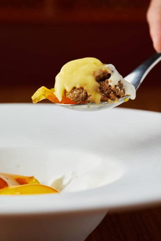 Sorvete de manga, maracujá do cerrado e crumble, que leva pitadas de bacon, creme de queijo e gelatina de abacaxi