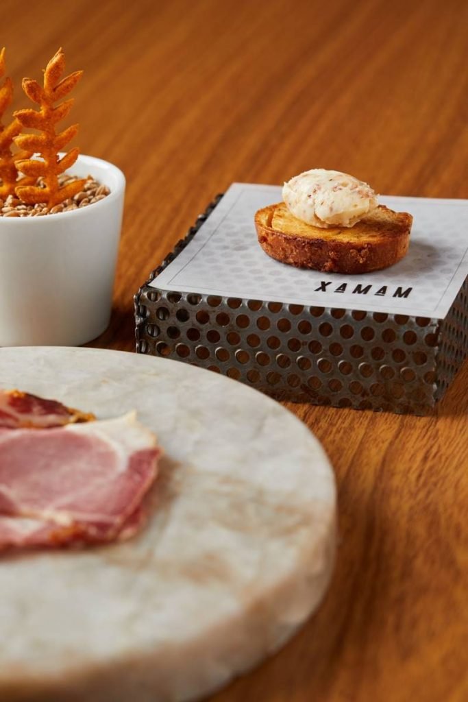 Rodelas de copas com um preparo diferente. Uma porção integra a charcutaria básica (defumação) e a outra o modelo avançado (maturação) para que os visitantes reconheçam a diferença do sabor de um mesmo corte, onde apenas a condução é diferente