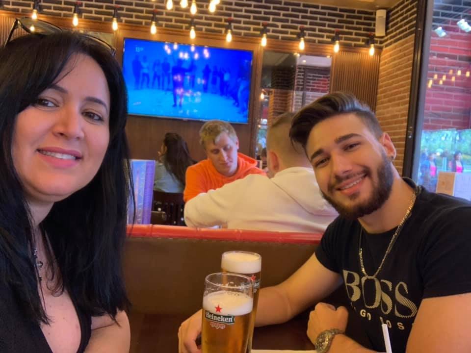 Karen com o filho, Geraldo, em um momento em família na Europa