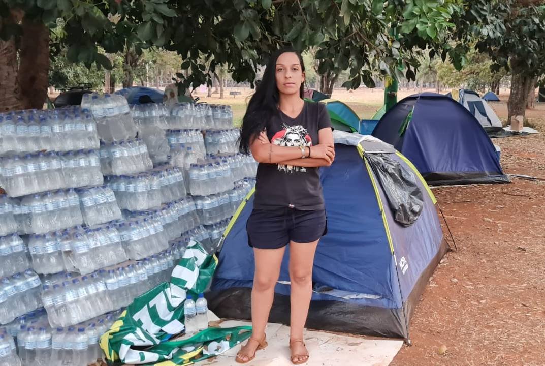 Ex-deputada distrital Kelly Bolsonaro lidera o acampamento