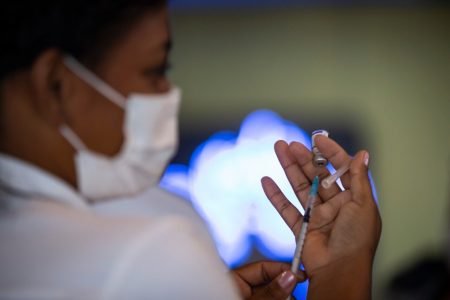 Vacinação na Cidade das Artes, na Barra da Tijuca. Idosos de 88 anos e antecipação da Pfizer para 50 anos