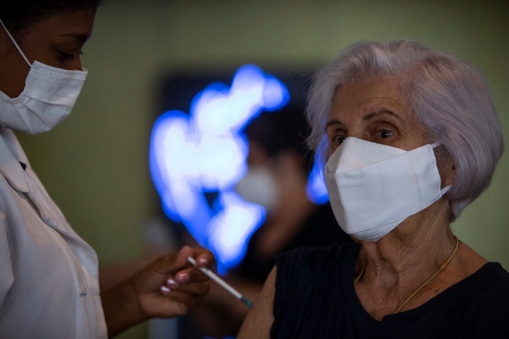 Vacinação na Cidade das Artes, na Barra da Tijuca. Idosos de 88 anos e antecipação da Pfizer para 50 anos