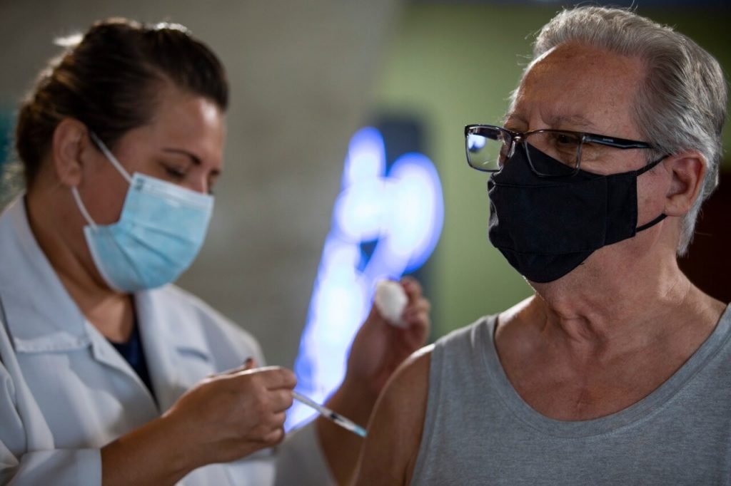 Vacinação na Cidade das Artes, na Barra da Tijuca. Idosos de 88 anos e antecipação da Pfizer para 50 anos