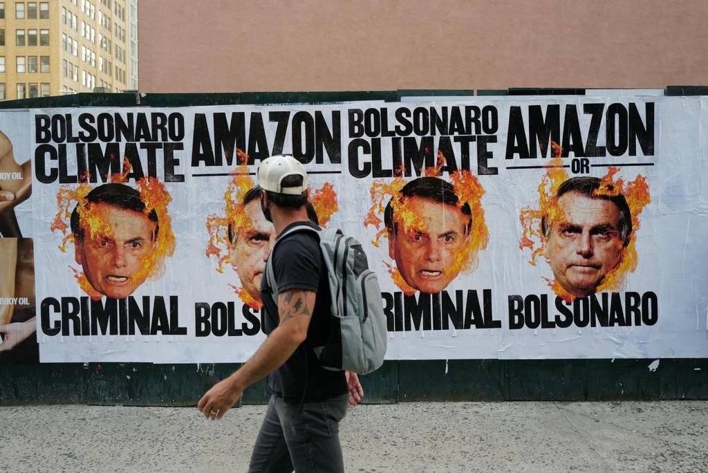 Ação de manifestantes chama Bolsonaro de criminoso ambiental em Nova York