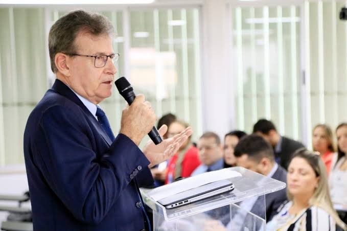 Homem discursa em microfone