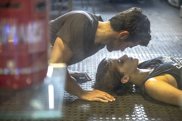 Cobra (Felipe Simas) e Karina (Isabella Santoni) em Malhação