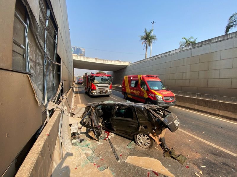 Carro cai viaduto Goiania