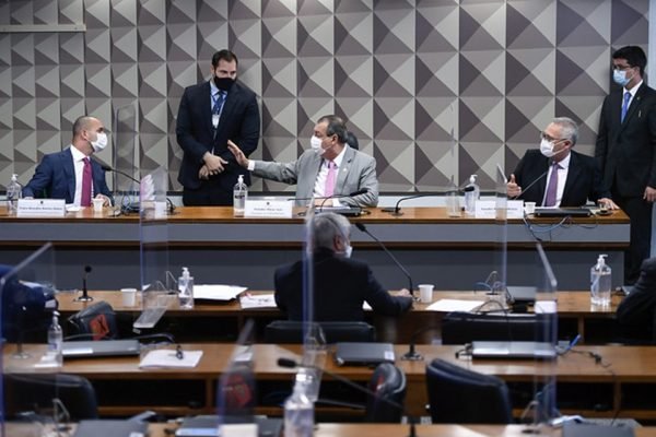 Diretor-executivo da operadora de saúde Prevent Senior, Pedro Benedito Batista Júnior, ao lado dos senadores Omar Aziz (PSD-AM) e Renan Calheiros (MDB-AL)