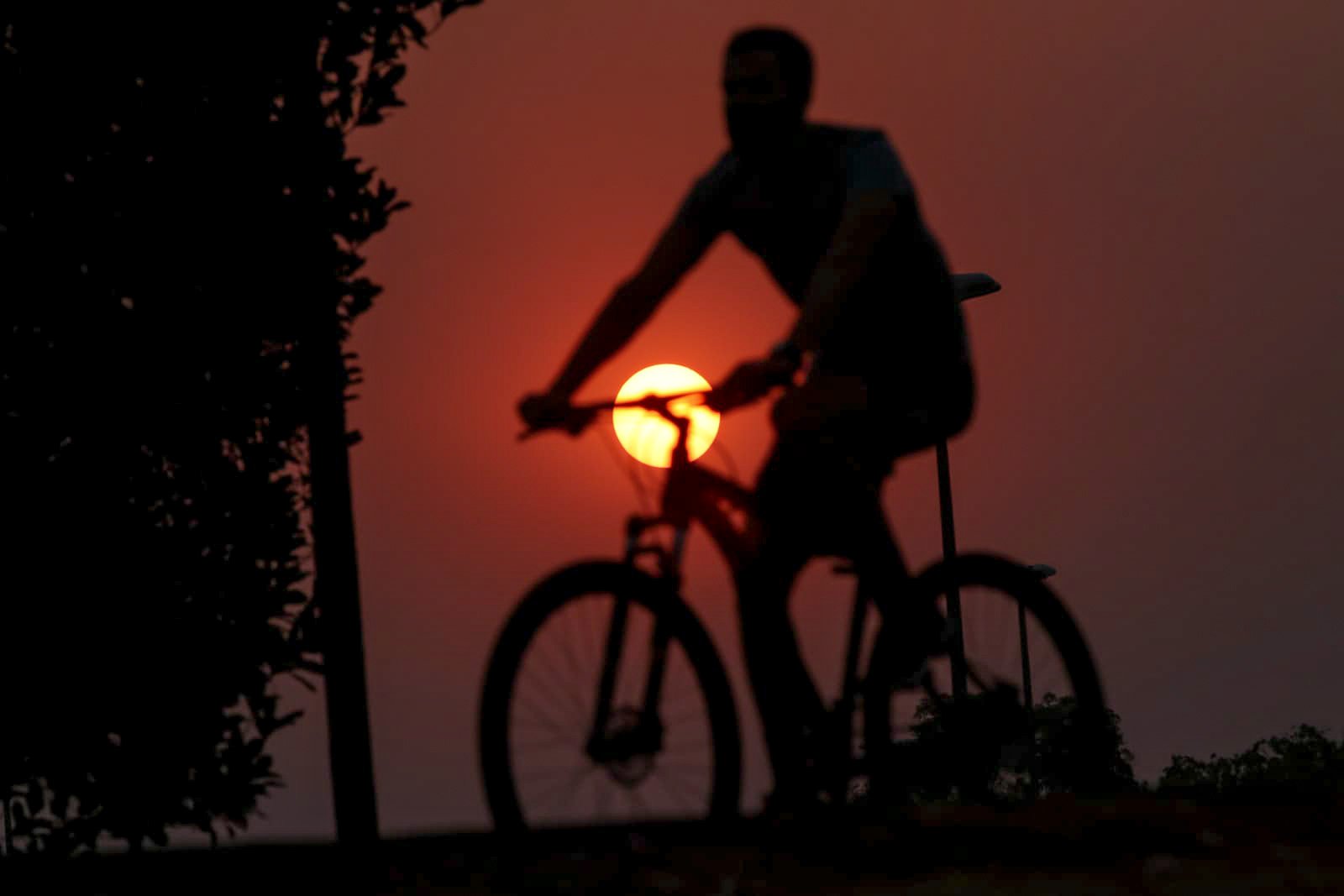 homem anda de bicicleta calor no DF brasilia