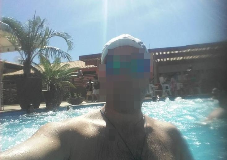Homem na piscina