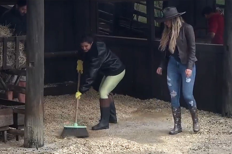 Marina Ferrari aprende a varrer em A Fazenda
