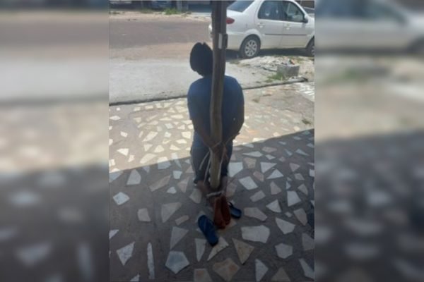 A mulher foi amarrada por moradores locais após tentar furtar lanchonete