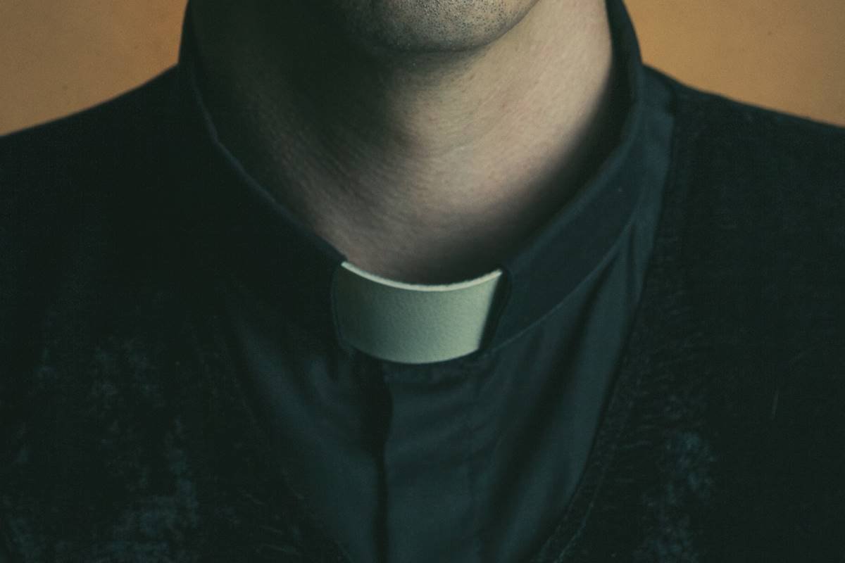 Padre é preso após roubar R$ 617 mil de igreja e gastar com festas e drogas
