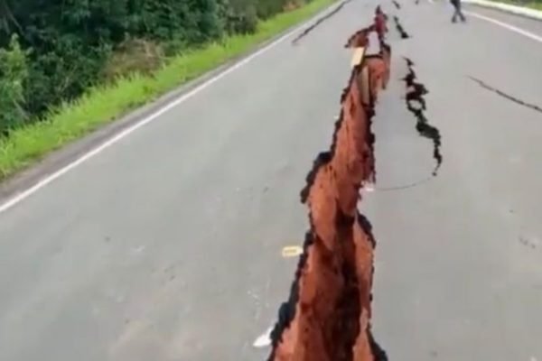 Vídeo: asfalto cede e crateras interditam rodovia de Manaus