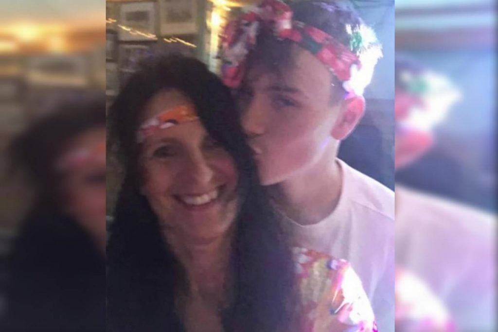 Lewis Roberts beija a mãe