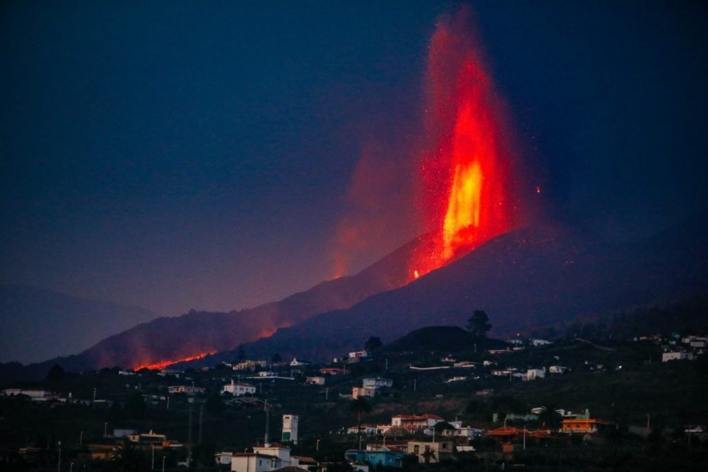 O vulcão Cumbre Vieja em La Palma, em 27 de setembro em Las Manchas, La Palma, Santa Cruz de Tenerife, Ilhas Canárias, Espanha