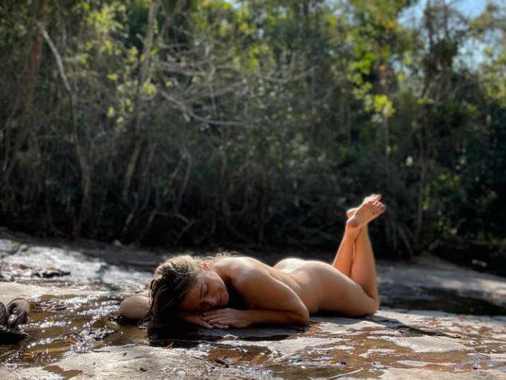 Letícia Spiller nua na cachoeira