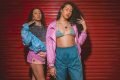 Gêmeas, Tasha e Tracie Okereke são MCs, DJs e ainda atuam na moda