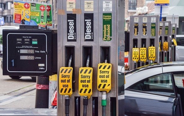 Falta de caminhoneiros causa crise de abastecimento no Reino Unido
