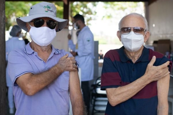 Fotografia colorida de idosos DF começa a imunizar jovens de 12 anos e reforça vacina de idosos de 80 anos