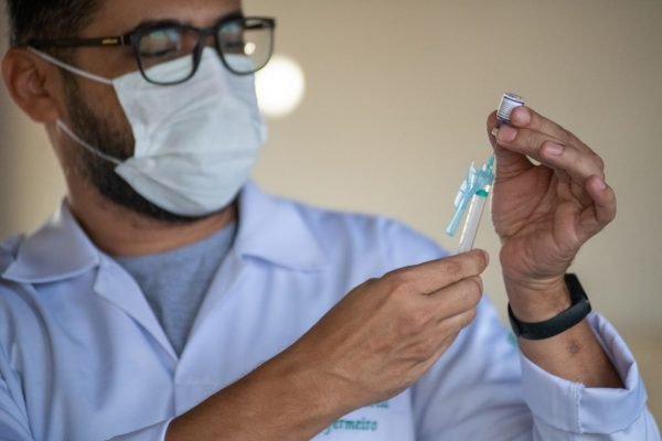 DF começa a imunizar jovens de 12 anos e reforça vacina de idosos de 80 anos