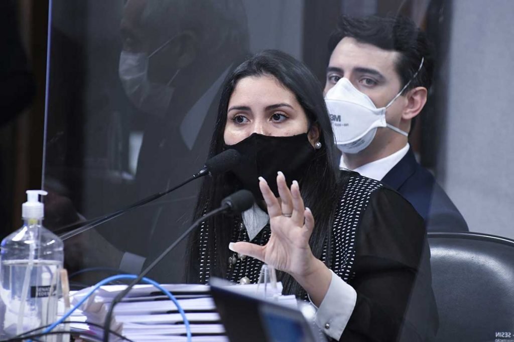 Comissão Parlamentar de Inquérito da Pandemia (CPIPANDEMIA) realiza oitiva da advogada representante dos médicos que trabalharam na Prevent Senior e elaboraram um dossiê entregue à comissão com diversas denúncias sobre o tratamento da empresa aos pacientes com covid-19, inclusive com a alteração de prontuários. Em pronunciamento, à mesa, advogada representante dos médicos que trabalharam na Prevent Senior, Bruna Morato. À esquerda, advogado da depoente, Roberto Ricomini Piccelli.