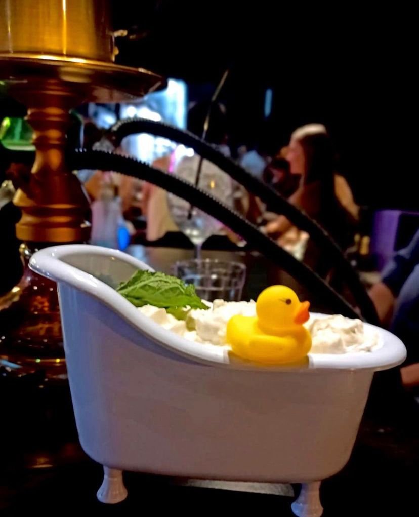 Na foto, um drinque em formato de banheira com um patinho de borracha - Metrópoles