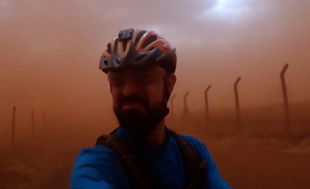 Ciclista atravessou uma nuvem de poeira em Barretos, no interior de São Paulo