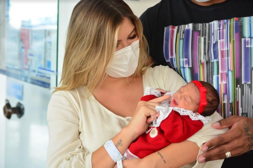 Lorena Improta e Liz. A influenciadora é loira e segura a bebê no colo - Metrópoles