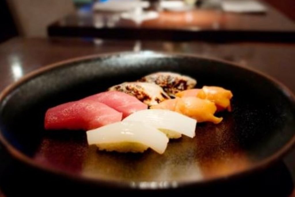 prato com sushis