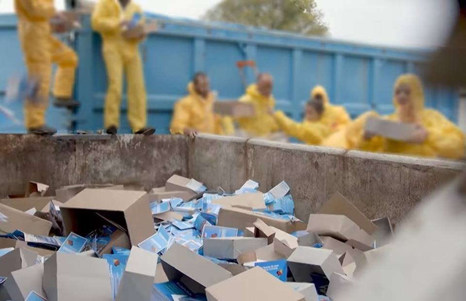 Artistas alemães destroem 72 toneladas de panfletos da extrema-direita