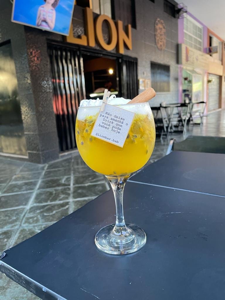 Na foto, um drinque em taça em cima de uma mesa - Metrópoles