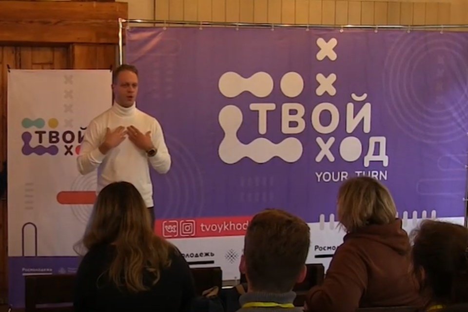 conheça um acampamento de jovens para discutir o mundo