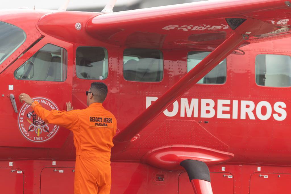 sistema de combate de focos de incêndios na amazonia bombeiros sobrevoam áreas de queimadas próximo a Porto Velho em Rondonia